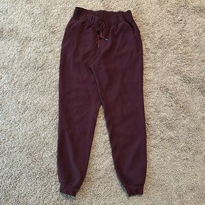 Lululemon maroon/ burgundy on the fly jogger